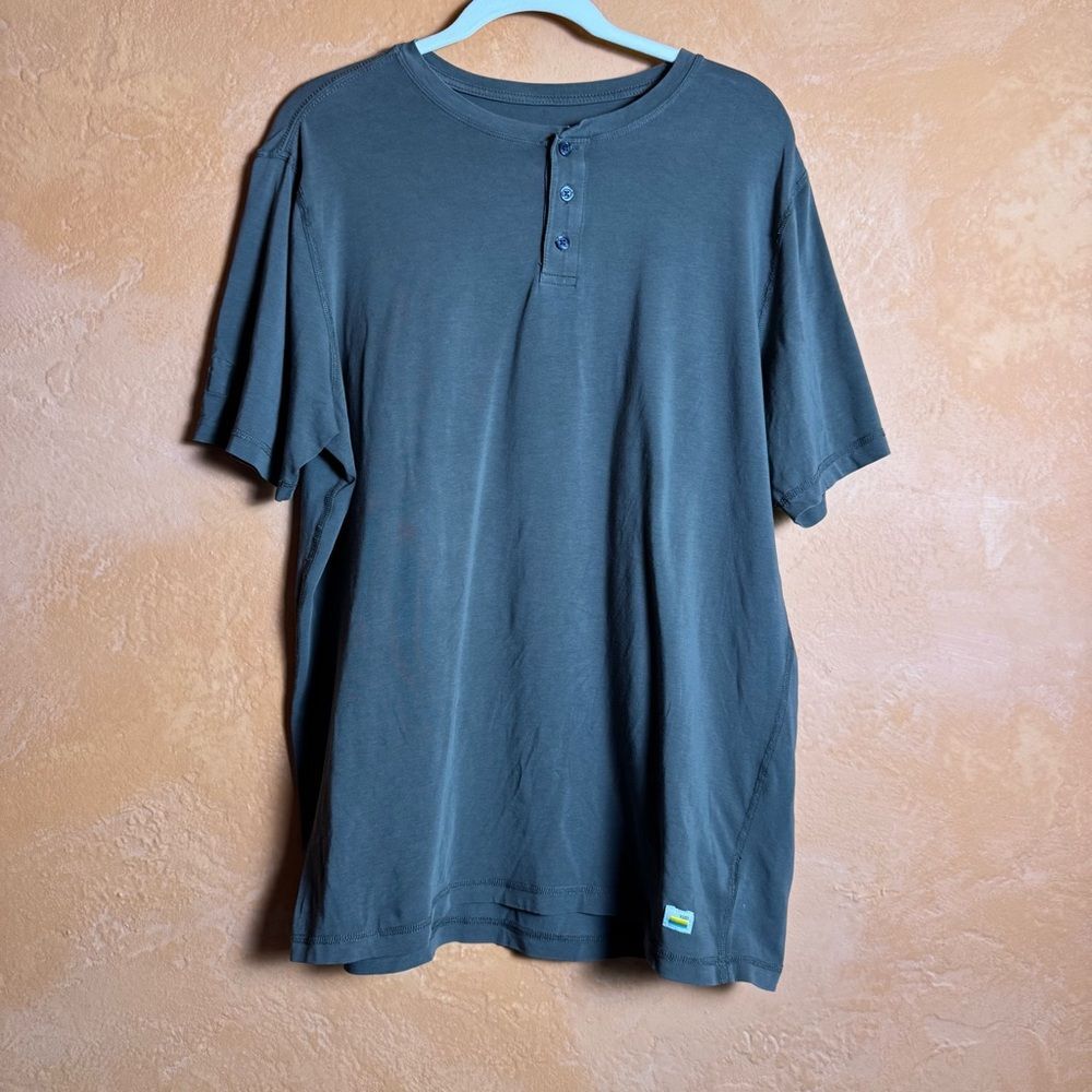 Vuori Short Sleeve Henley Tee – Neutral Gray | Soft Stretch estimated m/l